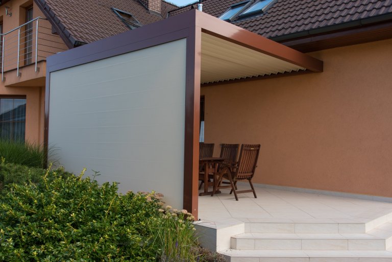 Realizace pergoly v Dobříči vznikla díky spolupráci se společností Technorol. K domu byla přistavěna hliníková pergola s bioklimatickými funkcemi. Zastřešení…