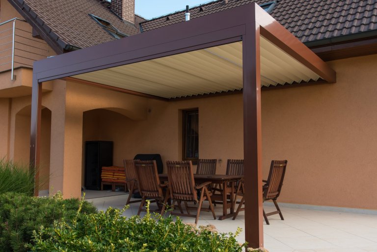 Realizace pergoly v Dobříči vznikla díky spolupráci se společností Technorol. K domu byla přistavěna hliníková pergola s bioklimatickými funkcemi. Zastřešení…