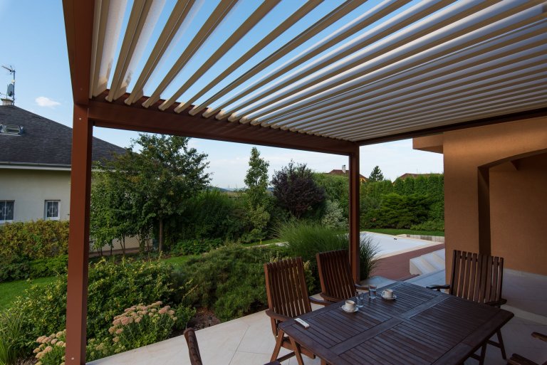 Realizace pergoly v Dobříči vznikla díky spolupráci se společností Technorol. K domu byla přistavěna hliníková pergola s bioklimatickými funkcemi. Zastřešení…