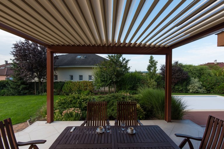 Realizace pergoly v Dobříči vznikla díky spolupráci se společností Technorol. K domu byla přistavěna hliníková pergola s bioklimatickými funkcemi. Zastřešení…