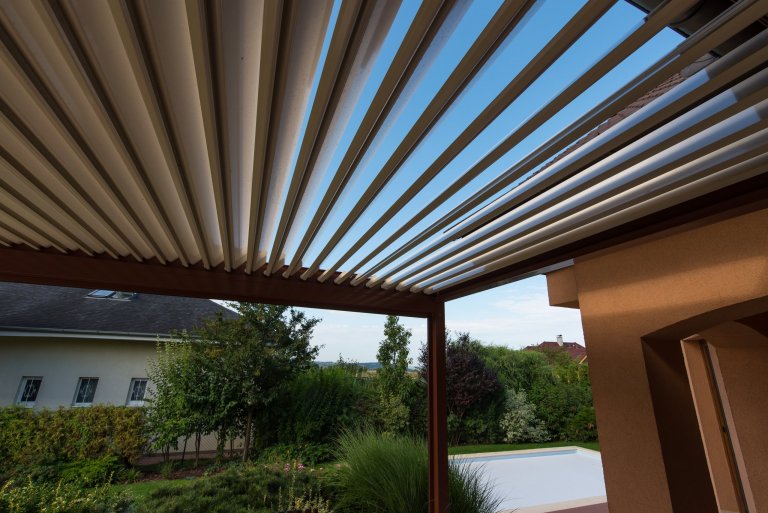 Realizace pergoly v Dobříči vznikla díky spolupráci se společností Technorol. K domu byla přistavěna hliníková pergola s bioklimatickými funkcemi. Zastřešení…