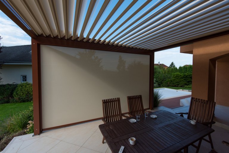 Realizace pergoly v Dobříči vznikla díky spolupráci se společností Technorol. K domu byla přistavěna hliníková pergola s bioklimatickými funkcemi. Zastřešení…