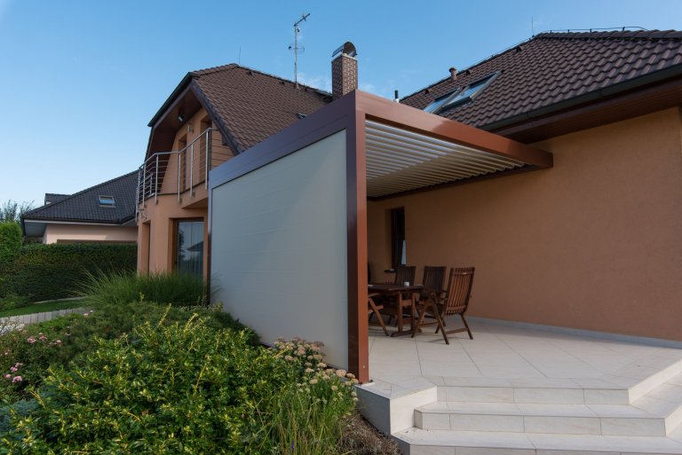 Realizace pergoly v Dobříči vznikla díky spolupráci se společností Technorol. K domu byla přistavěna hliníková pergola s bioklimatickými funkcemi. Zastřešení…