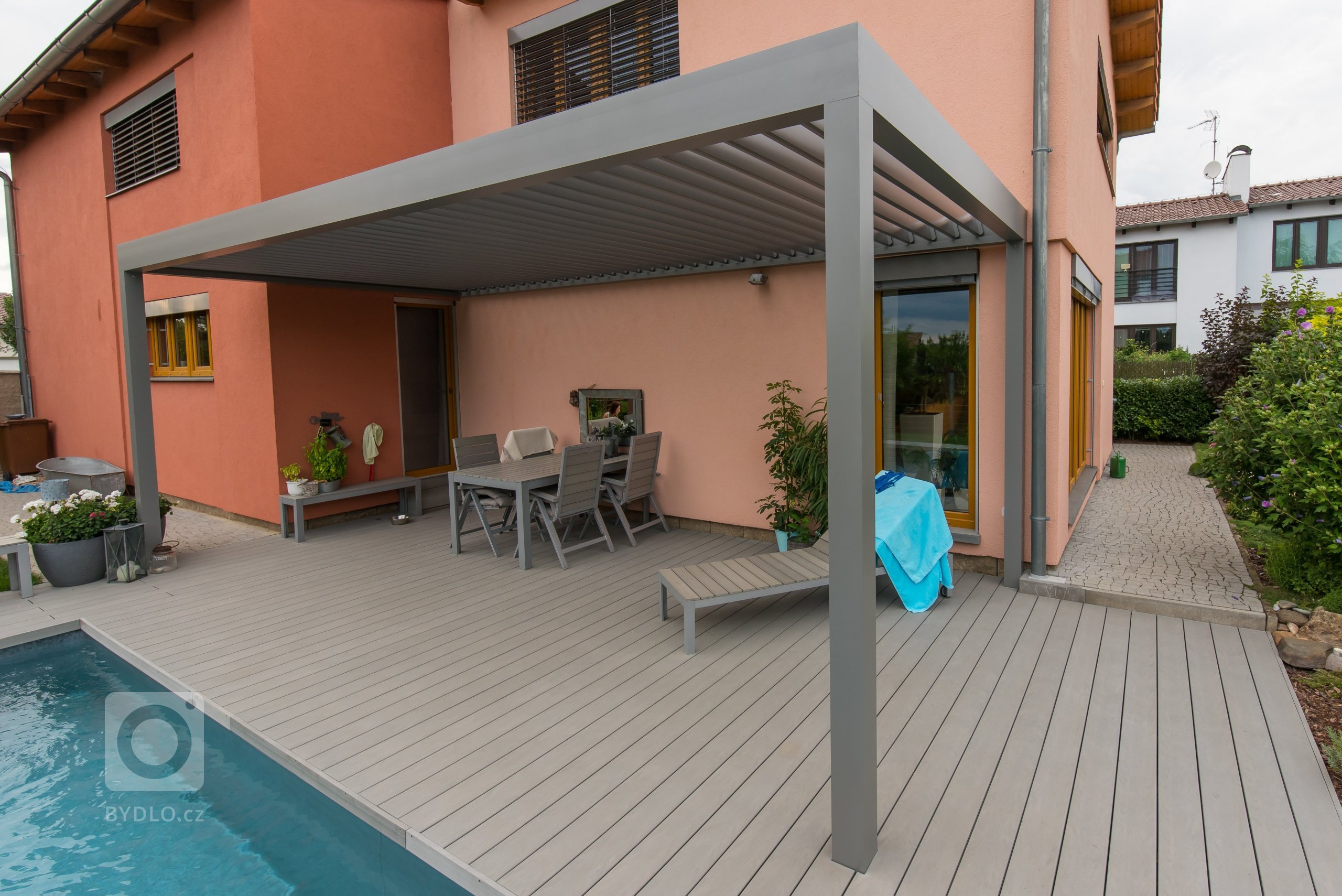 Díky spolupráci se společností Technorol se nám dostala do rukou možnost vytvořit skvělé místo pro odpočinek a relax.

Majitelům k dokonalé zahradě scházel…