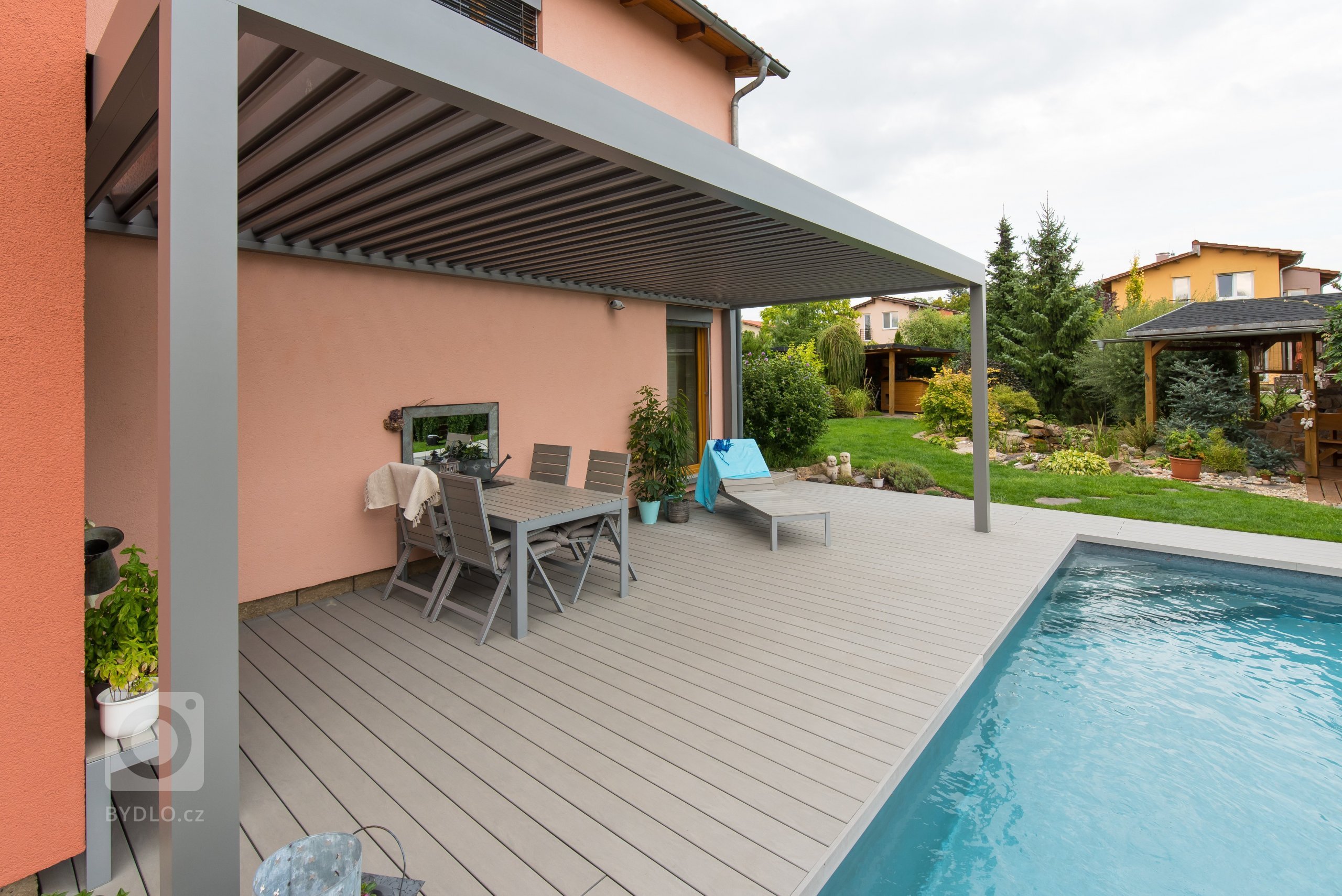 Díky spolupráci se společností Technorol se nám dostala do rukou možnost vytvořit skvělé místo pro odpočinek a relax.

Majitelům k dokonalé zahradě scházel…