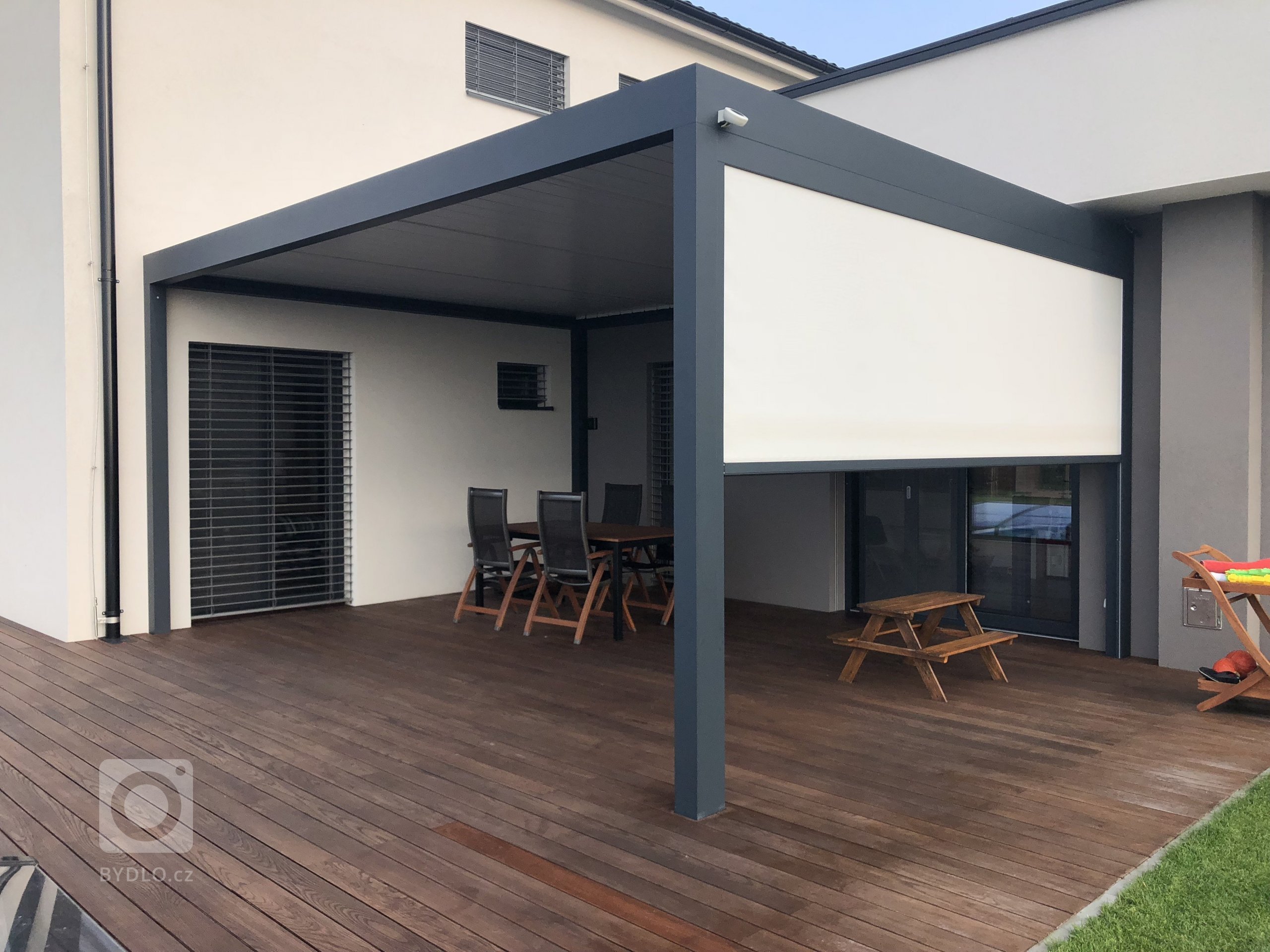 Podívejte se s námi na další realizaci bioklimatické pergoly Meridiem, která je obohacena o nejžádanější doplňkové příslušenství společnosti Alutech Bohemia.
…