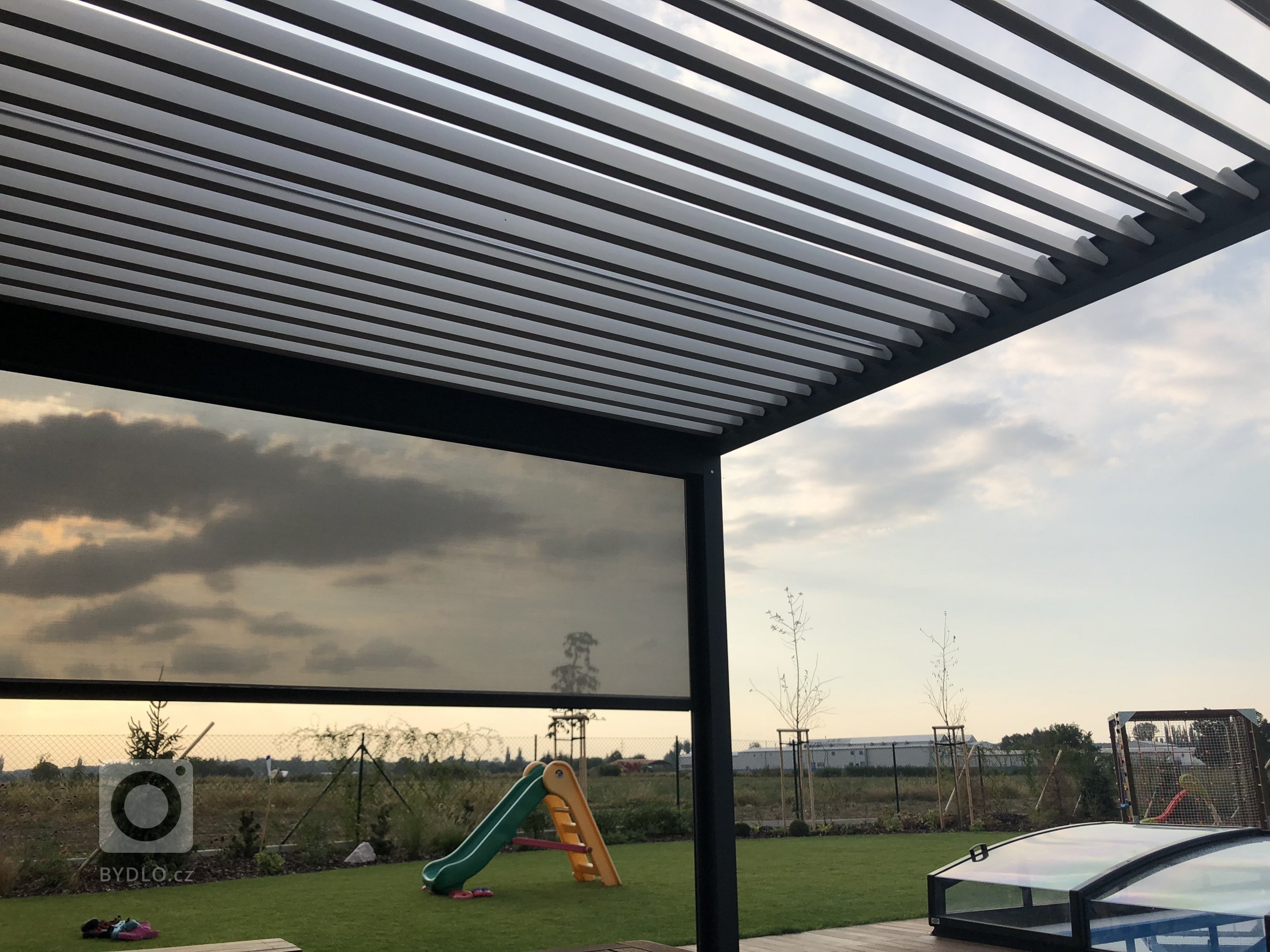 Podívejte se s námi na další realizaci bioklimatické pergoly Meridiem, která je obohacena o nejžádanější doplňkové příslušenství společnosti Alutech Bohemia.
…