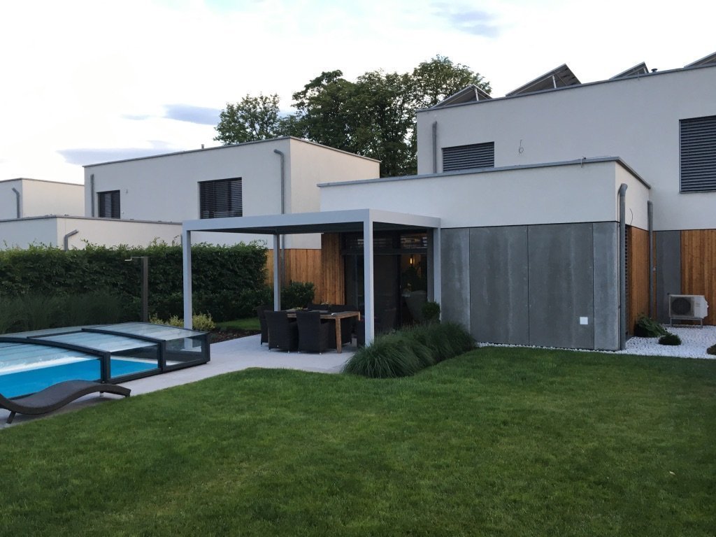 Hliníková&nbsp; pergola Meridiem dotvořila unikátní obraz domu a nabídla možnost uniknout každodennímu shonu. Díky zastřešení, které tvoří naklápěcí lamely,…