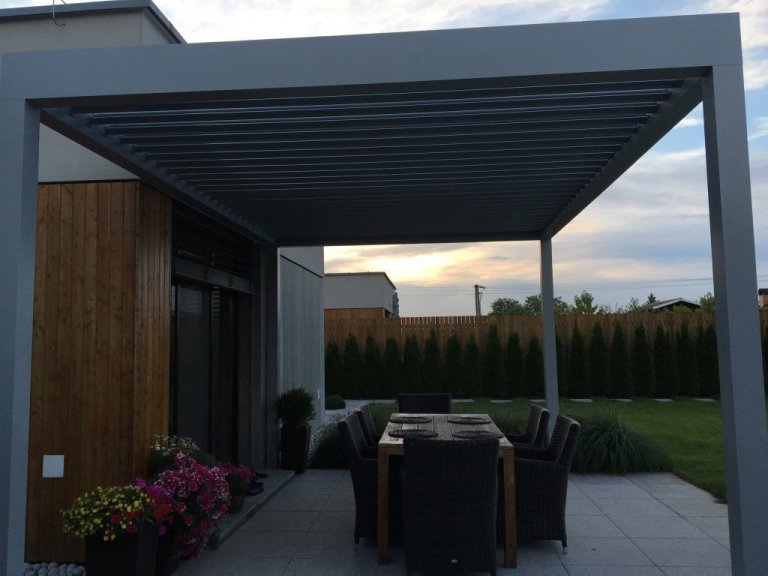 Hliníková&nbsp; pergola Meridiem dotvořila unikátní obraz domu a nabídla možnost uniknout každodennímu shonu. Díky zastřešení, které tvoří naklápěcí lamely,…