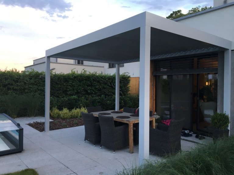 Hliníková&nbsp; pergola Meridiem dotvořila unikátní obraz domu a nabídla možnost uniknout každodennímu shonu. Díky zastřešení, které tvoří naklápěcí lamely,…