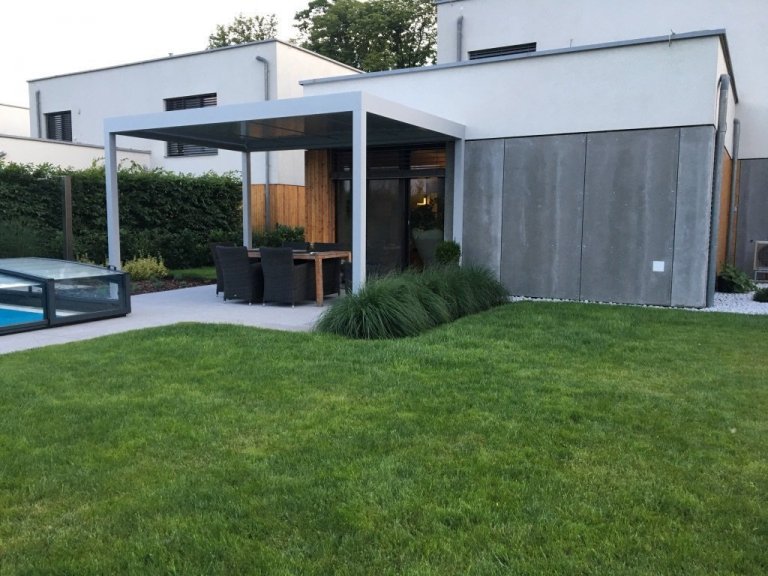 Hliníková&nbsp; pergola Meridiem dotvořila unikátní obraz domu a nabídla možnost uniknout každodennímu shonu. Díky zastřešení, které tvoří naklápěcí lamely,…