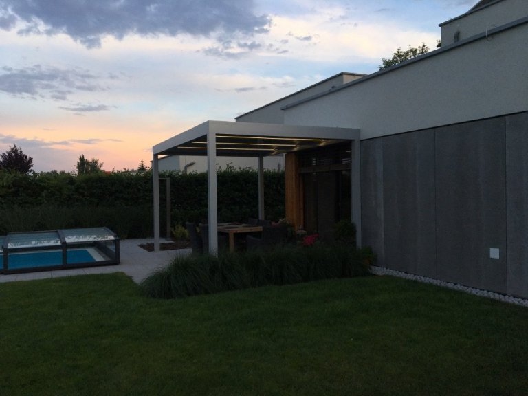 Hliníková&nbsp; pergola Meridiem dotvořila unikátní obraz domu a nabídla možnost uniknout každodennímu shonu. Díky zastřešení, které tvoří naklápěcí lamely,…