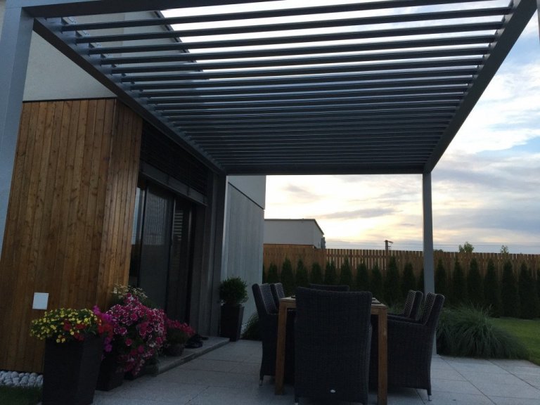 Hliníková&nbsp; pergola Meridiem dotvořila unikátní obraz domu a nabídla možnost uniknout každodennímu shonu. Díky zastřešení, které tvoří naklápěcí lamely,…