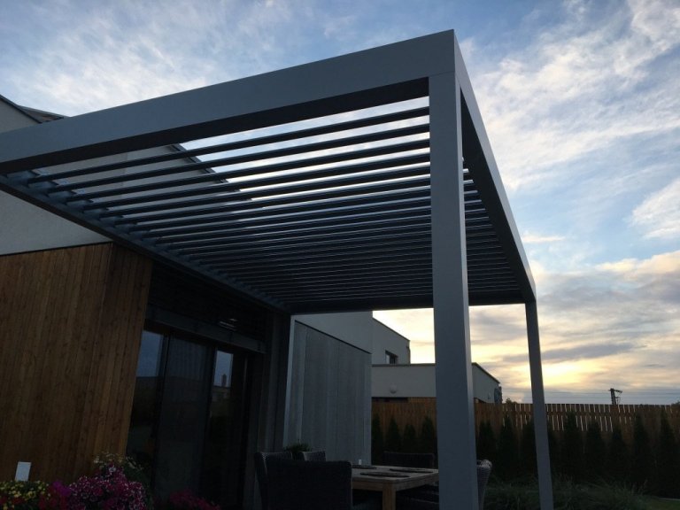 Hliníková&nbsp; pergola Meridiem dotvořila unikátní obraz domu a nabídla možnost uniknout každodennímu shonu. Díky zastřešení, které tvoří naklápěcí lamely,…