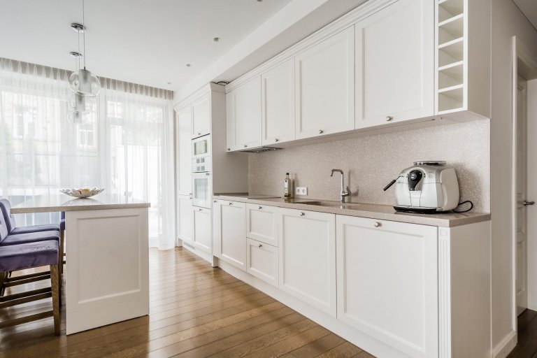 Rustikální interiér v bílé