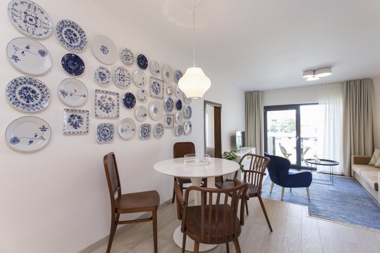 Cibulák se stal hlavním dekoračním prvkem bytu 2+kk v Karlíně, dnes jedné z nejpopulárnějších čtvrtí Prahy. Tento známý vzor porcelánu příjemně doplňuje…