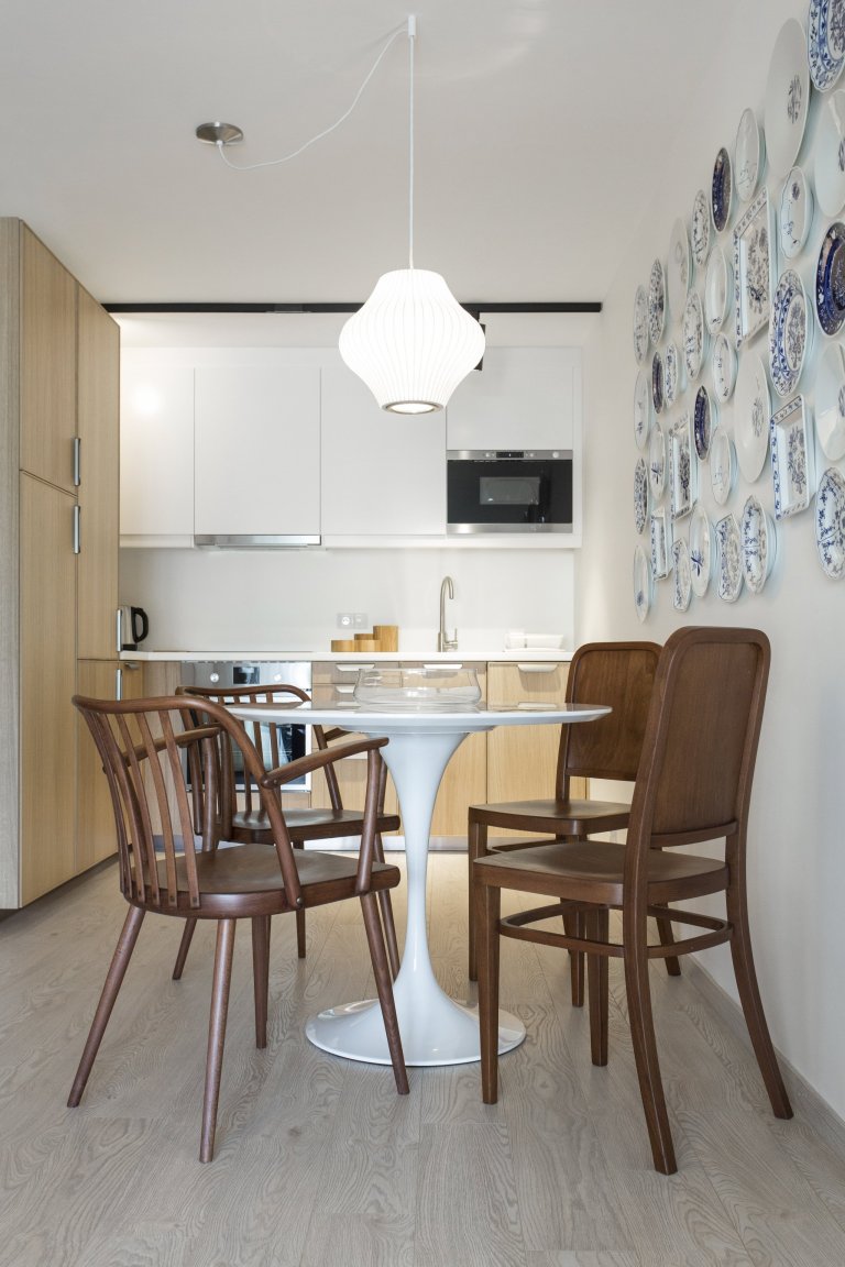 Cibulák se stal hlavním dekoračním prvkem bytu 2+kk v Karlíně, dnes jedné z nejpopulárnějších čtvrtí Prahy. Tento známý vzor porcelánu příjemně doplňuje…