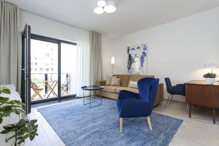 Cibulák se stal hlavním dekoračním prvkem bytu 2+kk v Karlíně, dnes jedné z nejpopulárnějších čtvrtí Prahy. Tento známý vzor porcelánu příjemně doplňuje…