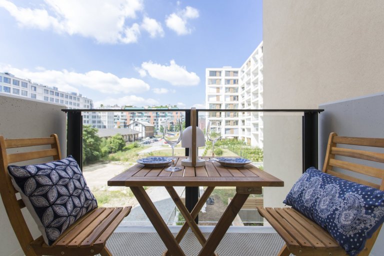 Cibulák se stal hlavním dekoračním prvkem bytu 2+kk v Karlíně, dnes jedné z nejpopulárnějších čtvrtí Prahy. Tento známý vzor porcelánu příjemně doplňuje…