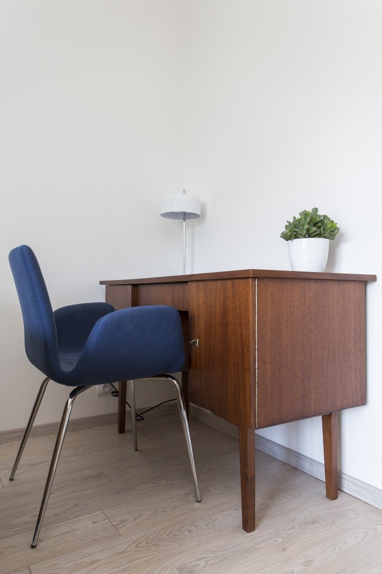 Cibulák se stal hlavním dekoračním prvkem bytu 2+kk v Karlíně, dnes jedné z nejpopulárnějších čtvrtí Prahy. Tento známý vzor porcelánu příjemně doplňuje…