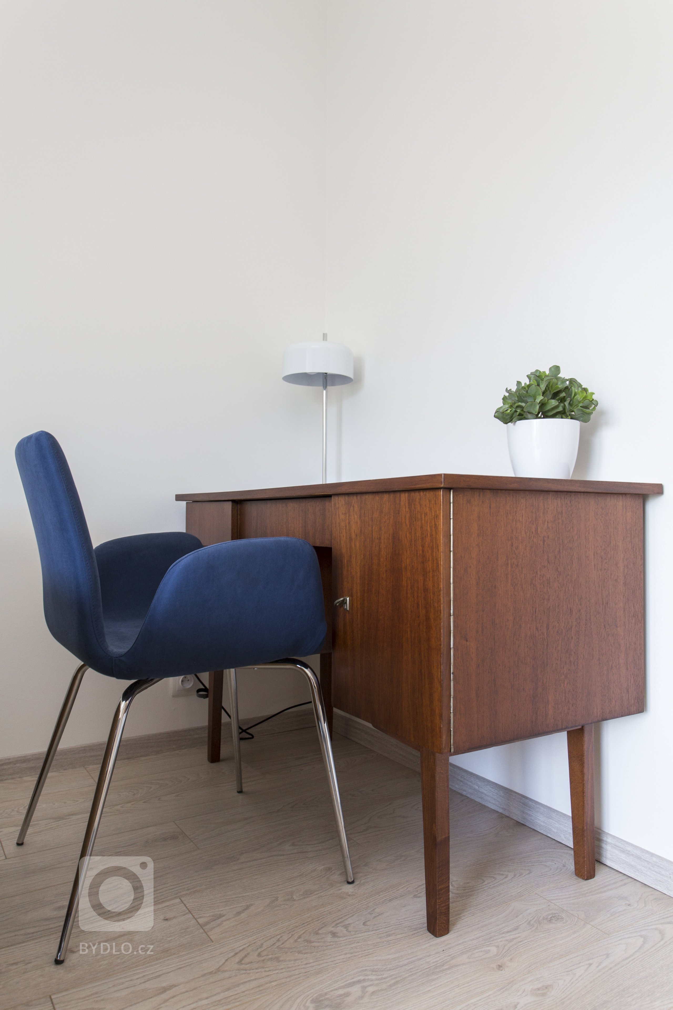 Cibulák se stal hlavním dekoračním prvkem bytu 2+kk v Karlíně, dnes jedné z nejpopulárnějších čtvrtí Prahy. Tento známý vzor porcelánu příjemně doplňuje…