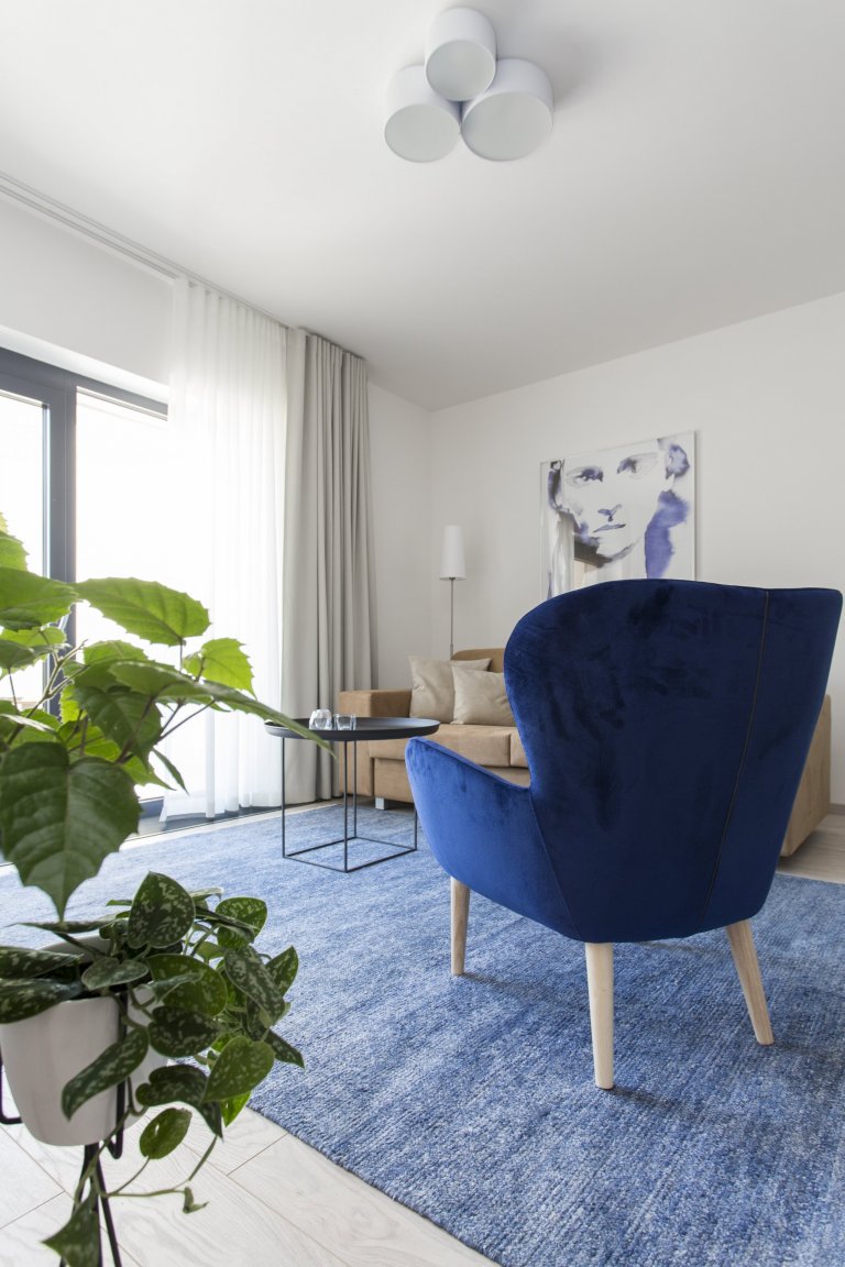 Cibulák se stal hlavním dekoračním prvkem bytu 2+kk v Karlíně, dnes jedné z nejpopulárnějších čtvrtí Prahy. Tento známý vzor porcelánu příjemně doplňuje…