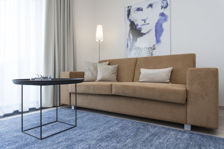 Cibulák se stal hlavním dekoračním prvkem bytu 2+kk v Karlíně, dnes jedné z nejpopulárnějších čtvrtí Prahy. Tento známý vzor porcelánu příjemně doplňuje…