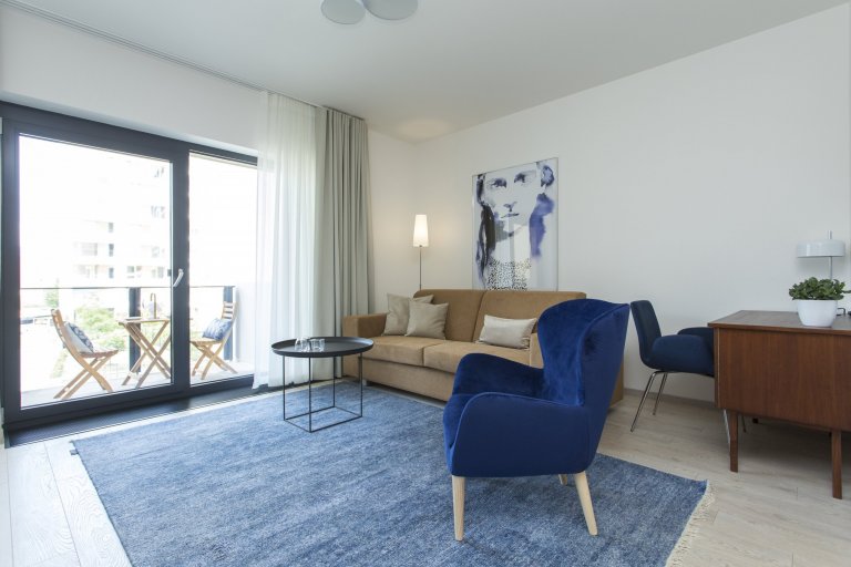 Cibulák se stal hlavním dekoračním prvkem bytu 2+kk v Karlíně, dnes jedné z nejpopulárnějších čtvrtí Prahy. Tento známý vzor porcelánu příjemně doplňuje…