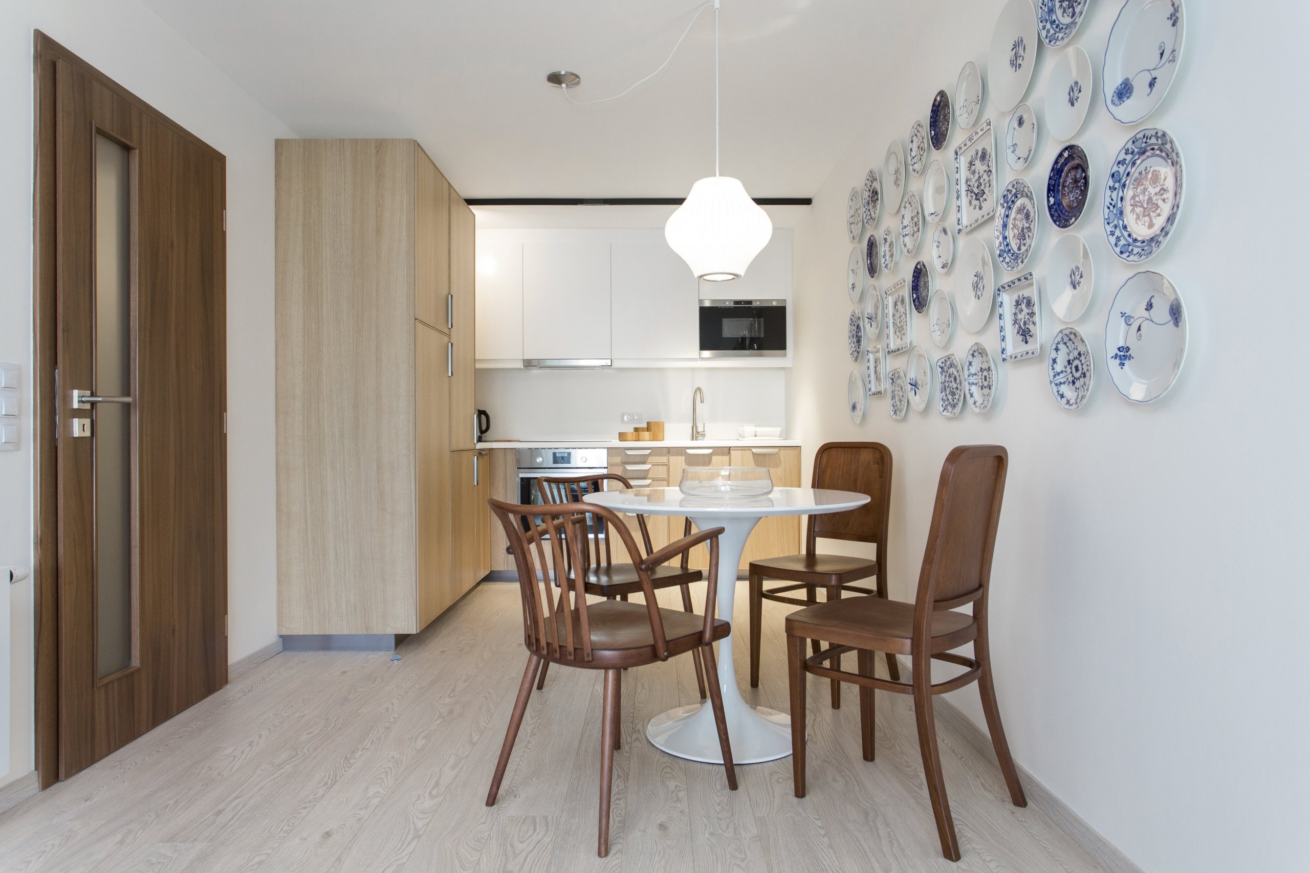 Cibulák se stal hlavním dekoračním prvkem bytu 2+kk v Karlíně, dnes jedné z nejpopulárnějších čtvrtí Prahy. Tento známý vzor porcelánu příjemně doplňuje…