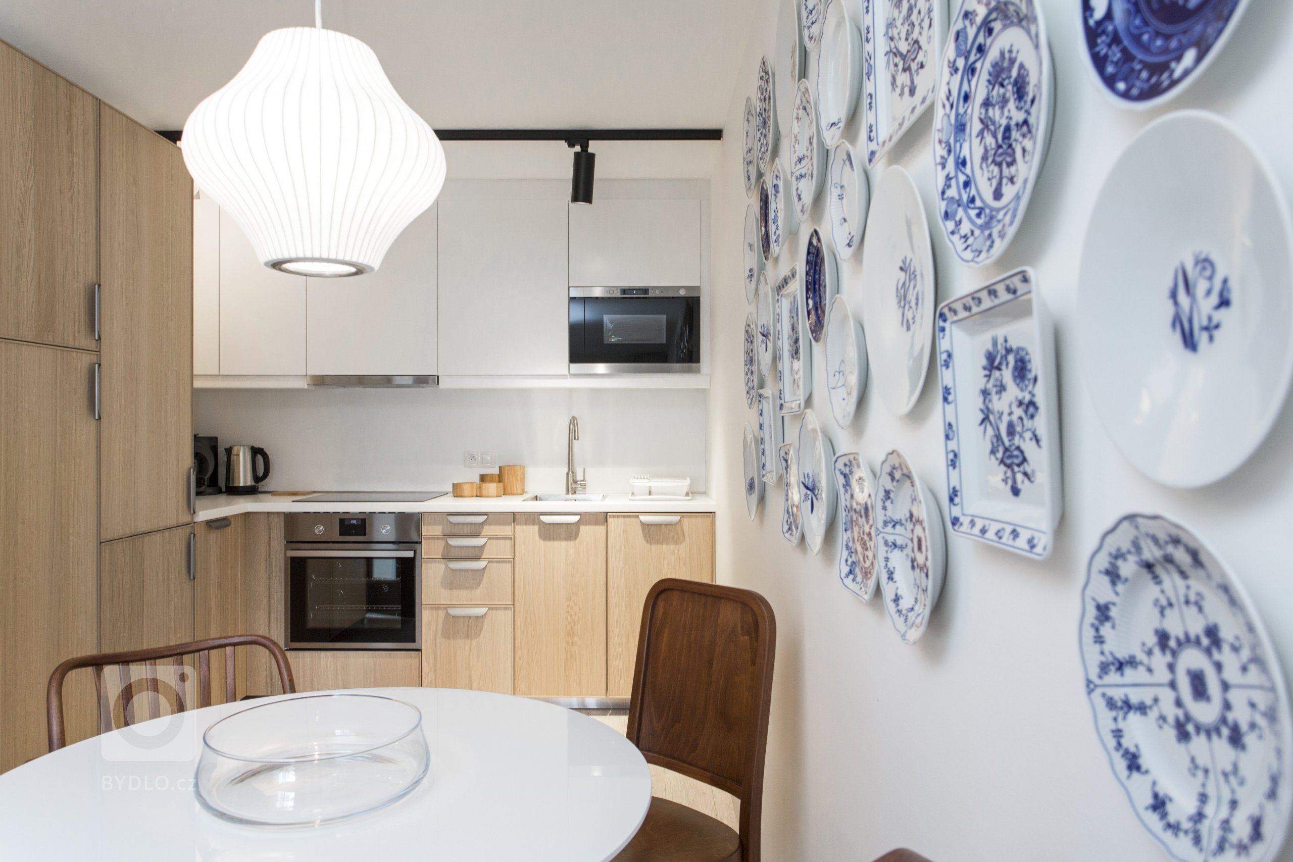 Cibulák se stal hlavním dekoračním prvkem bytu 2+kk v Karlíně, dnes jedné z nejpopulárnějších čtvrtí Prahy. Tento známý vzor porcelánu příjemně doplňuje…