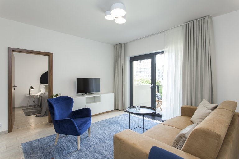 Cibulák se stal hlavním dekoračním prvkem bytu 2+kk v Karlíně, dnes jedné z nejpopulárnějších čtvrtí Prahy. Tento známý vzor porcelánu příjemně doplňuje…