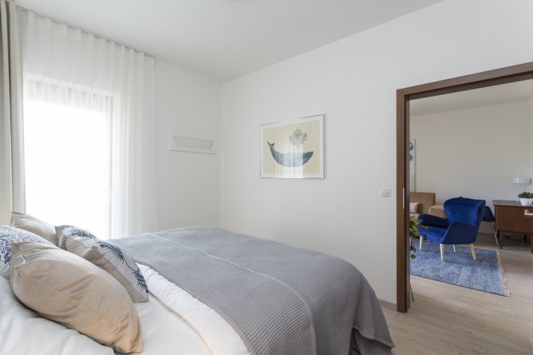 Cibulák se stal hlavním dekoračním prvkem bytu 2+kk v Karlíně, dnes jedné z nejpopulárnějších čtvrtí Prahy. Tento známý vzor porcelánu příjemně doplňuje…