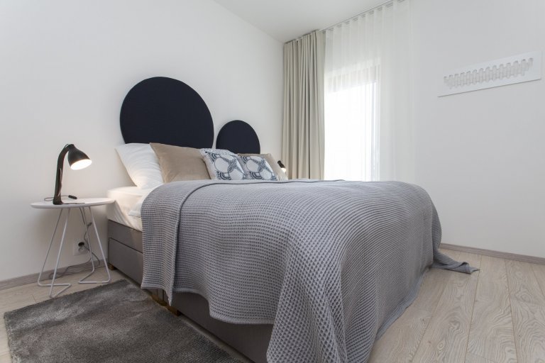 Cibulák se stal hlavním dekoračním prvkem bytu 2+kk v Karlíně, dnes jedné z nejpopulárnějších čtvrtí Prahy. Tento známý vzor porcelánu příjemně doplňuje…