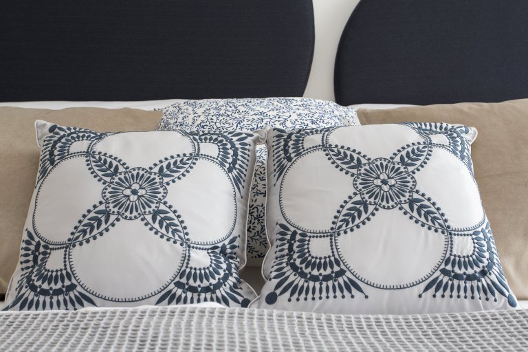 Cibulák se stal hlavním dekoračním prvkem bytu 2+kk v Karlíně, dnes jedné z nejpopulárnějších čtvrtí Prahy. Tento známý vzor porcelánu příjemně doplňuje…