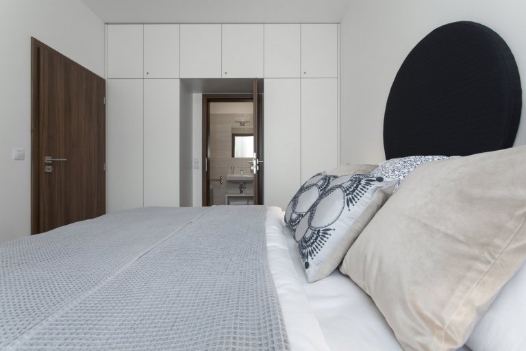 Cibulák se stal hlavním dekoračním prvkem bytu 2+kk v Karlíně, dnes jedné z nejpopulárnějších čtvrtí Prahy. Tento známý vzor porcelánu příjemně doplňuje…