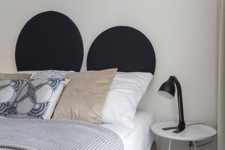 Cibulák se stal hlavním dekoračním prvkem bytu 2+kk v Karlíně, dnes jedné z nejpopulárnějších čtvrtí Prahy. Tento známý vzor porcelánu příjemně doplňuje…