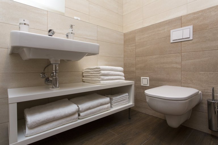 Cibulák se stal hlavním dekoračním prvkem bytu 2+kk v Karlíně, dnes jedné z nejpopulárnějších čtvrtí Prahy. Tento známý vzor porcelánu příjemně doplňuje…