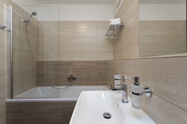 Cibulák se stal hlavním dekoračním prvkem bytu 2+kk v Karlíně, dnes jedné z nejpopulárnějších čtvrtí Prahy. Tento známý vzor porcelánu příjemně doplňuje…