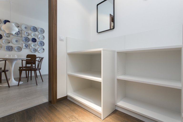 Cibulák se stal hlavním dekoračním prvkem bytu 2+kk v Karlíně, dnes jedné z nejpopulárnějších čtvrtí Prahy. Tento známý vzor porcelánu příjemně doplňuje…