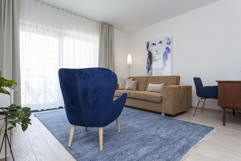 Cibulák se stal hlavním dekoračním prvkem bytu 2+kk v Karlíně, dnes jedné z nejpopulárnějších čtvrtí Prahy. Tento známý vzor porcelánu příjemně doplňuje…