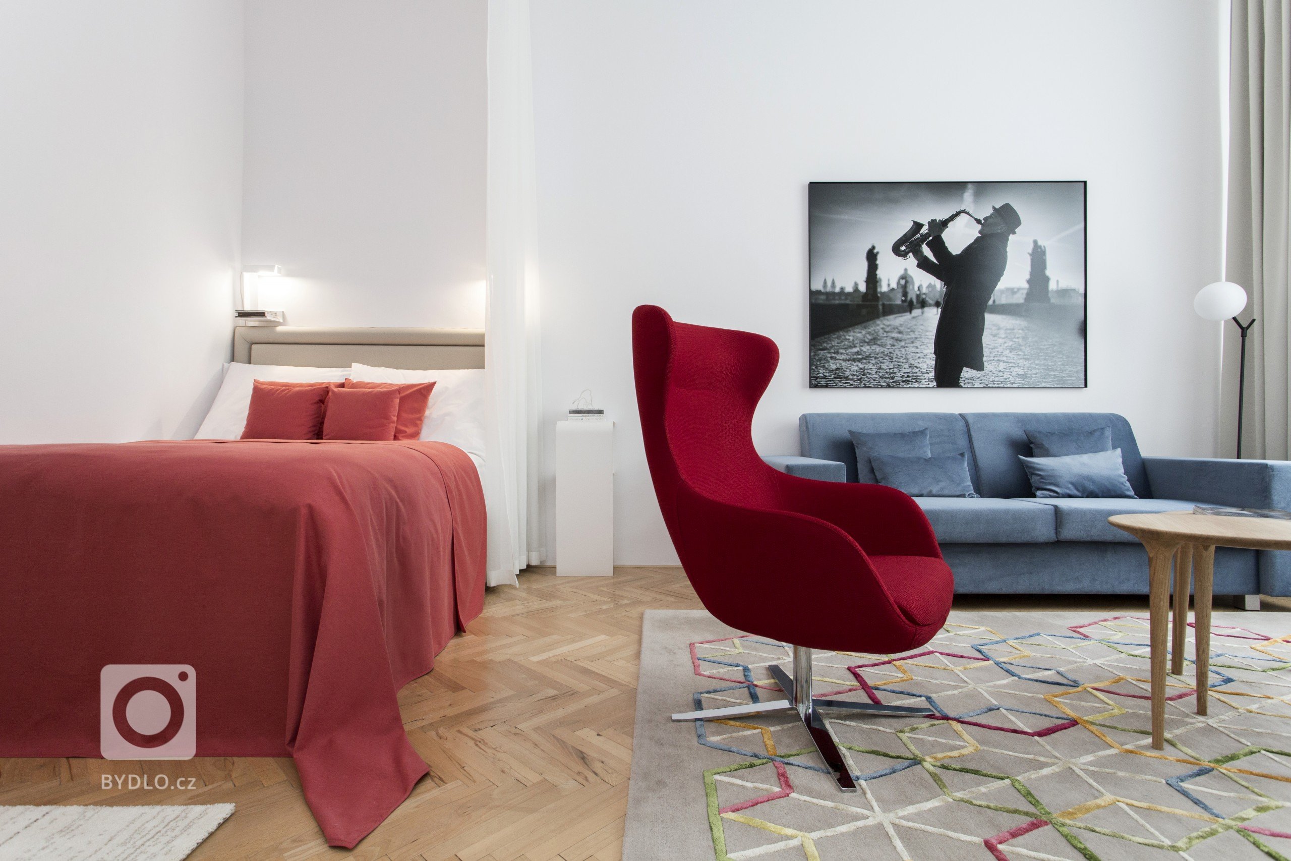 Při pohledu na interiér bytu 1+1 v Bílkově ulici neunikne pozornosti výrazná barevnost vybavení. Intenzivní barvy potahových materiálů v kombinaci s bílým a…