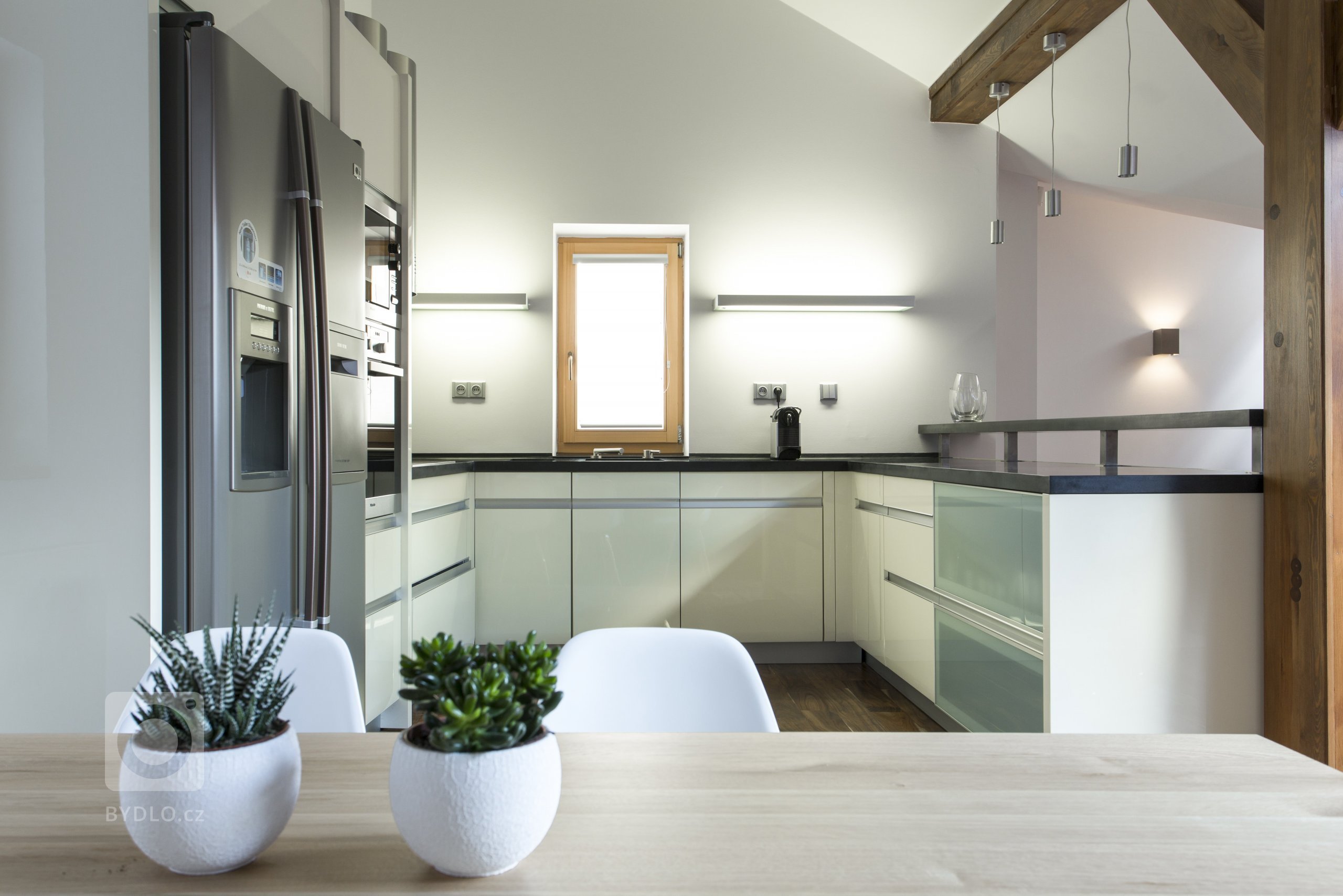 Jemný minimalistický interiér podkrovního bytu 3+kk v činžovním domě v Havelské ulici, Praha 1
