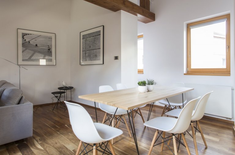 Jemný minimalistický interiér podkrovního bytu 3+kk v činžovním domě v Havelské ulici, Praha 1
