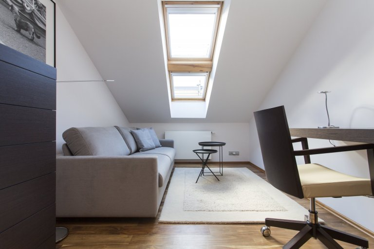 Jemný minimalistický interiér podkrovního bytu 3+kk v činžovním domě v Havelské ulici, Praha 1
