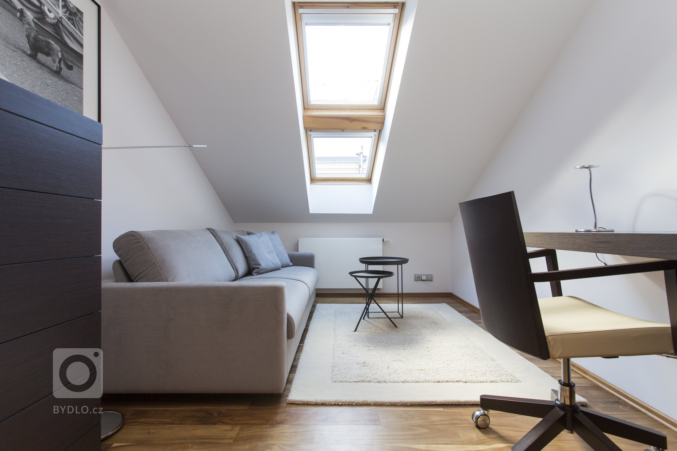 Jemný minimalistický interiér podkrovního bytu 3+kk v činžovním domě v Havelské ulici, Praha 1
