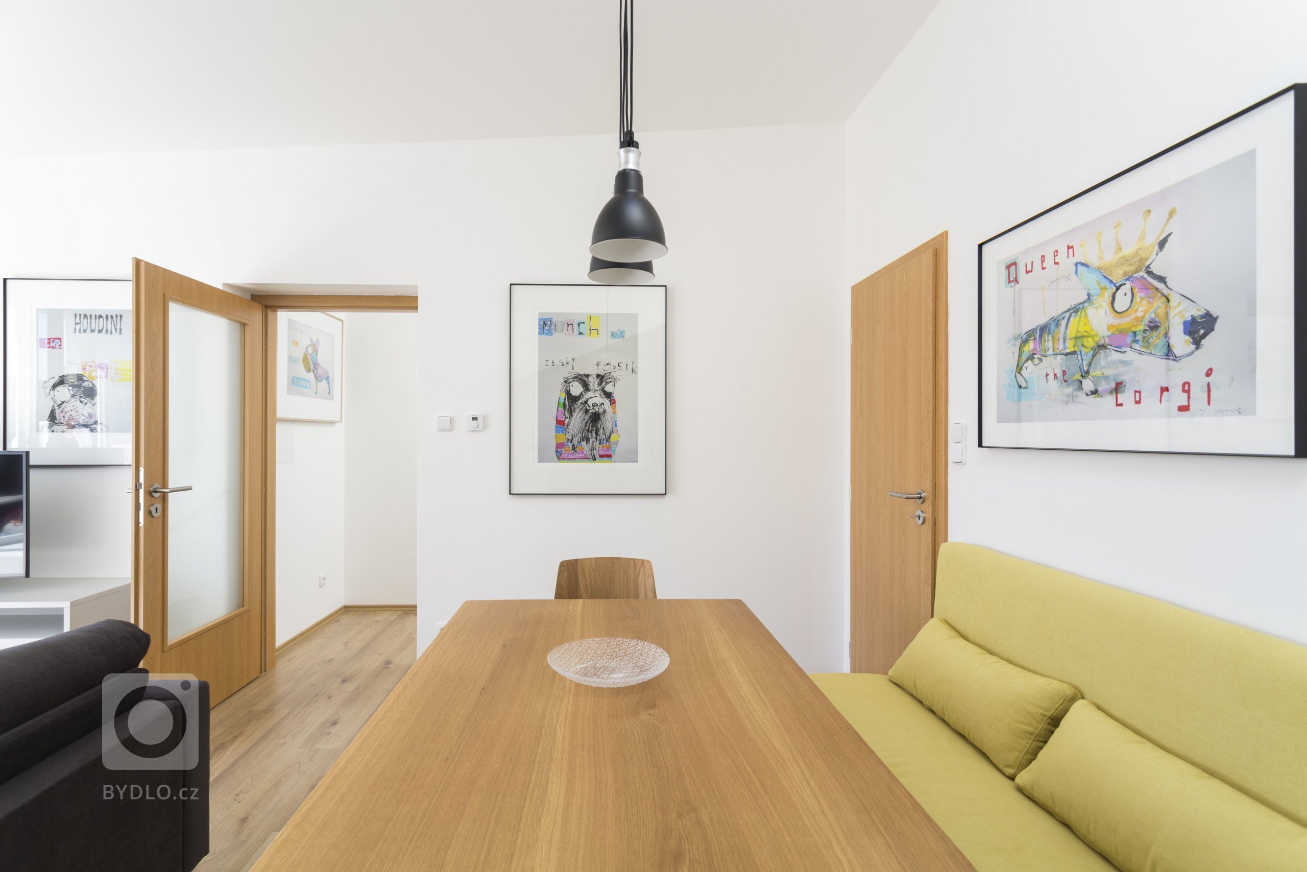 Návrh bytu 2kk nedaleko pražské Palmovky se nese v duchu hravosti. Výrazným prvkem jsou ilustrované portréty psů od anglického autora Andyho Shawa. Svěží…