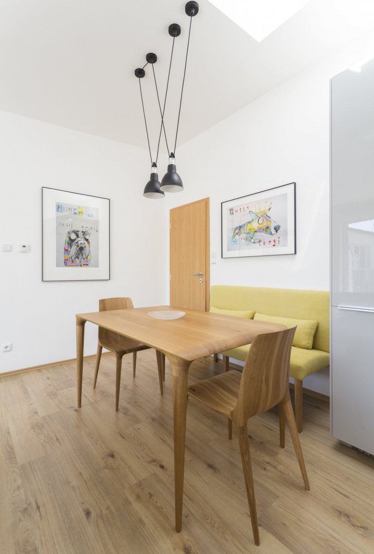 Návrh bytu 2kk nedaleko pražské Palmovky se nese v duchu hravosti. Výrazným prvkem jsou ilustrované portréty psů od anglického autora Andyho Shawa. Svěží…