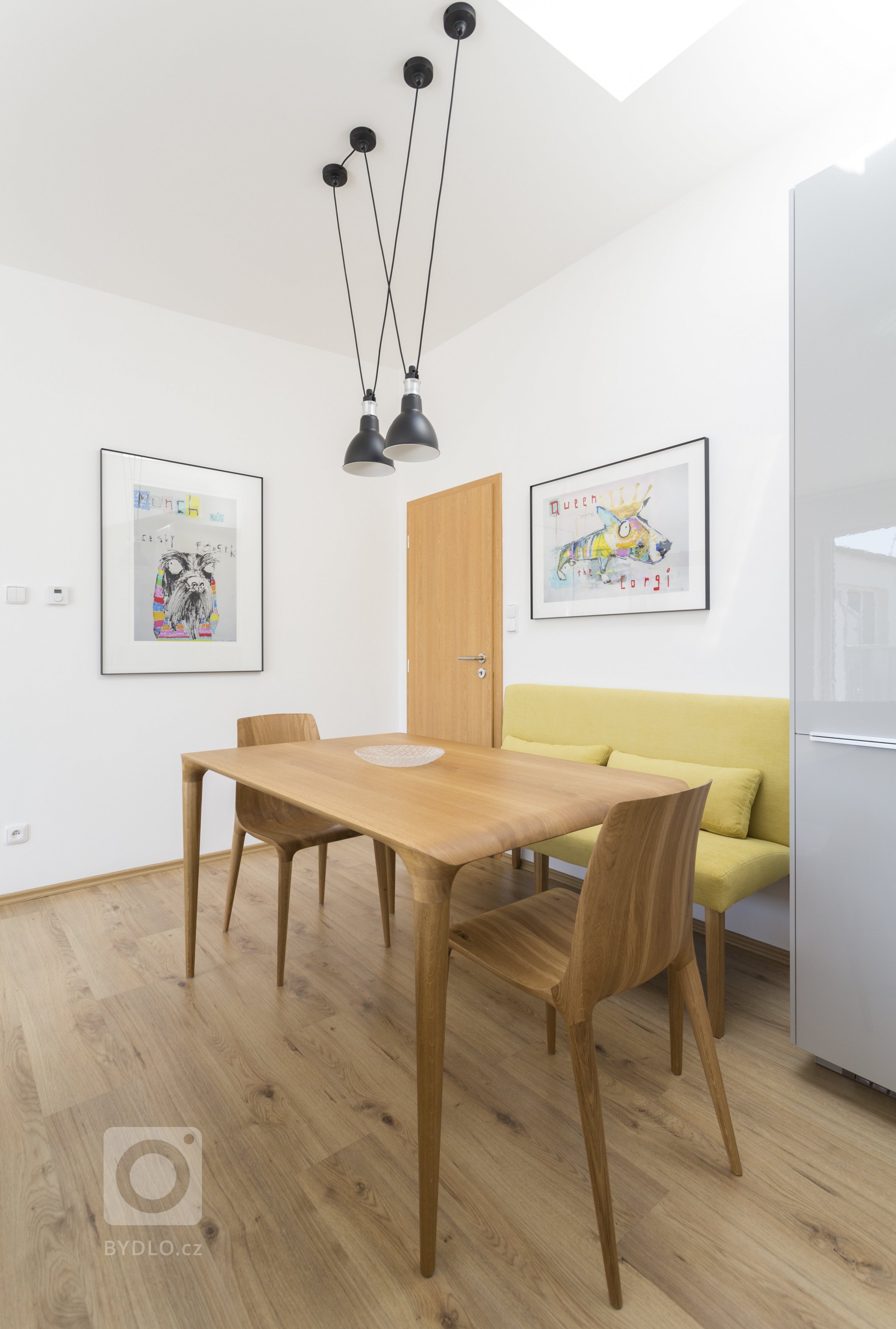 Návrh bytu 2kk nedaleko pražské Palmovky se nese v duchu hravosti. Výrazným prvkem jsou ilustrované portréty psů od anglického autora Andyho Shawa. Svěží…