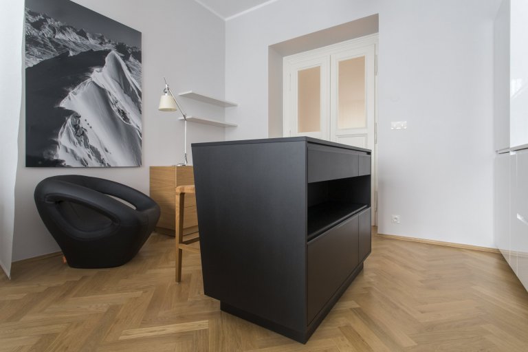 Malá garsonka v nově rekonstruovaném secesním domě na Letné je zázemím pro úspěšného businessmana, při jeho cestách do hlavního města.

Interiér se nese v…