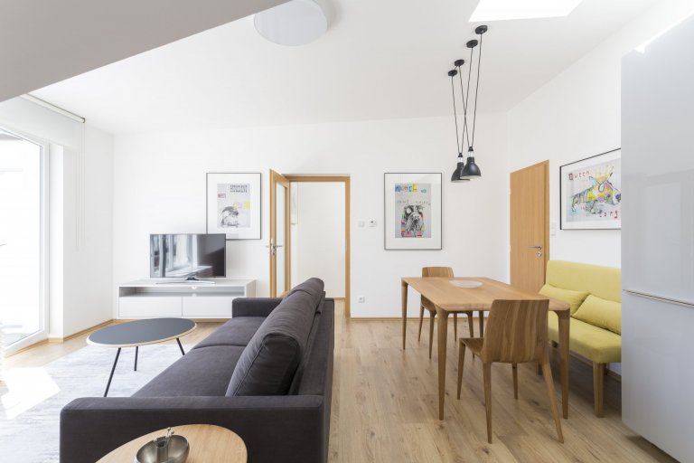 Návrh bytu 2kk nedaleko pražské Palmovky se nese v duchu hravosti. Výrazným prvkem jsou ilustrované portréty psů od anglického autora Andyho Shawa. Svěží…